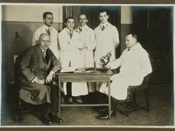Zakład Medycyny Sądowej CMUJ w Krakowie, 1926 r.: siedzą po lewej prof. Leon Wachholz, po prawej prof. Jan Olbrycht